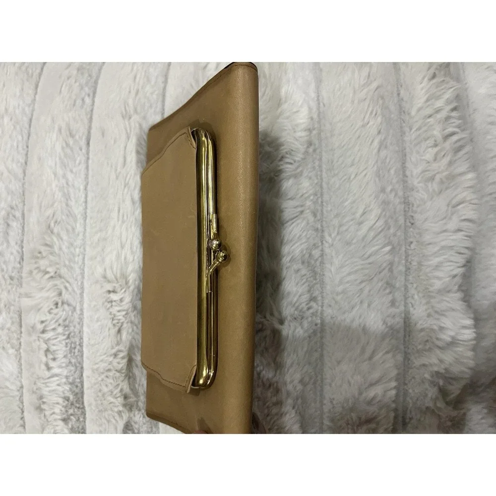 Buxton Clutch Wallet Women OS Tan Good Velvet Touch Cowhide Kisslock Trifold‎